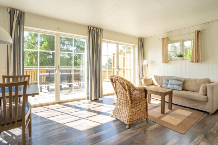 Strandbyn vardagsrum med utsikt mot Siljan.
