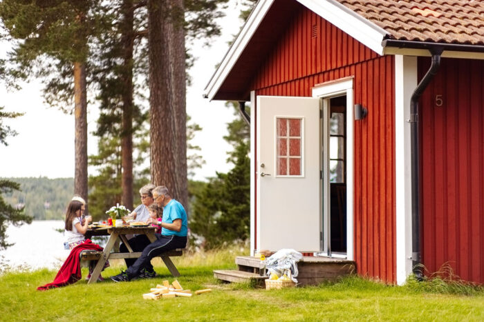 Campingbyn med sjöutsikt