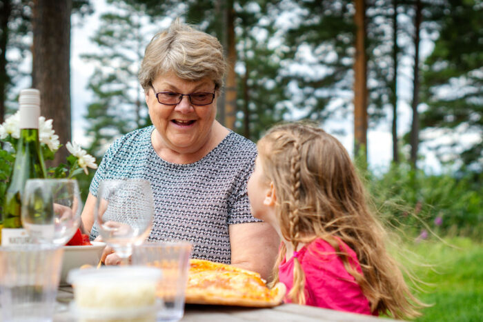 morförälder och barnbarn vid campinstuga leksand resort