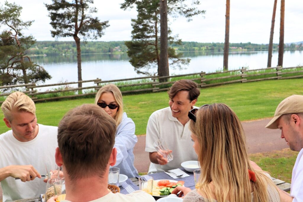 Frukostbuffé med vänner och familj