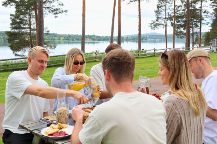 stilla morgon vid siljan med vänner och frukost